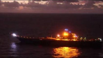 突发！辽宁舰夜过台海，台军疯狂叫嚣“跟踪监视”，美军航母紧急驰援