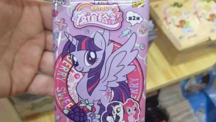 一张炒到几百元！卡牌成小学“社交币”！通州多商家：超九成学生买小马宝莉