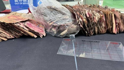 耐心兑换残损币，温情服务暖人心