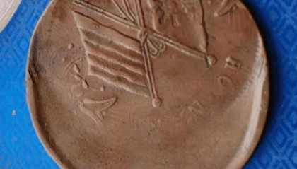 老丈人送的双旗币当五十铜元错版币，看相不美，价值不菲