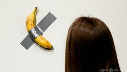 墙上贴着的香蕉拍出620万美元 波场币中国创始人拍得