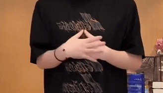 网红小黄豆向迪丽热巴道歉：美颜忘调了不好意思